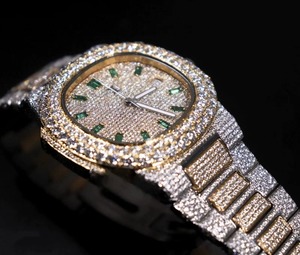 Fournisseur indien de montres en diamant au design minimaliste, élégantes, confortables et légères. Disponible pour la livraison mondiale. - Product Image 1
