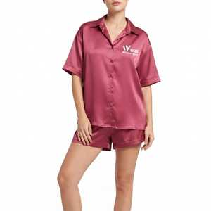 Ensemble de vêtements de nuit en satin de soie respirant pour femmes, avec chemise à manches courtes et short assorti, pyjama deux pièces - Product Image 1
