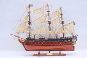 Maqueta de madera artesanal del HMS BELLONA, barco histórico del Reino Unido, para decoración del hogar o regalo empresarial. - Product Image 2