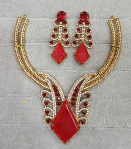 Conjunto de collar con incrustaciones de circonita cúbica de calidad premium y piedra doble, ideal para atuendos étnicos y occidentales, perfecto para bodas. - Product Image 3