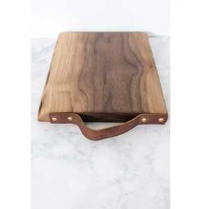 Planche de service en bois massif à bords naturels avec incrustation époxy turquoise effet rivière, plateau de charcuterie et plateau à fromage en noyer, artisanal - Product Image 1