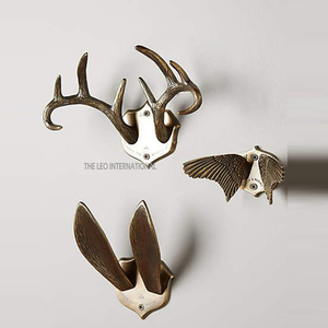 Gancho de colgar de color negro, de hierro y metal, con diseño de forma irregular, utilizado para colgar ropa, toallas, abrigos, como decoración de pared. - Product Image 3