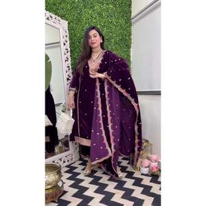 Ensemble haut et bas en velours brodé avec sequins, avec dupatta, violet - Product Image 1