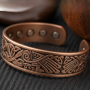 Brazalete Terapéutico Magnético Abierto de Cobre Puro con Motivo de Cuervo Grabado, Joyería Metálica de Moda con Diseño Exquisito en Relieve - Product Image 4