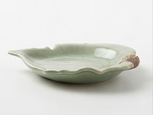 Plateau de service en céramique fait main, motif feuille, finition polie verte, idéal pour usage résidentiel, parfait pour hôtel, maison et table. - Product Image 4