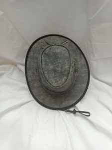 Chapeau de cowboy en cuir gris délavé, style western vintage vieilli, avec bande tressée et sangle de menton, pour l'extérieur et le ranch - Product Image 6