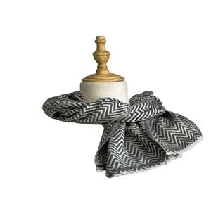 Bufanda de Invierno de Cachemira Suave con Patrón Geométrico para Mujer, Tejida a Mano Sostenible en Nepal por KMB Pashmina - Product Image 1