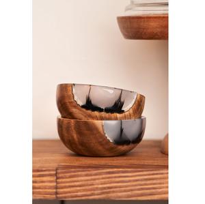 Bol élégant en résine époxy et bois, alliant la beauté du bois naturel et l'art de la résine, pour servir et présenter. - Product Image 1