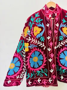 Abrigo de Terciopelo Floral Suzani, Hecho a Mano, Bordado, Estilo Bohemio, Inspirado en lo Tradicional, Artesanal, Ecológico, para Invierno - Product Image 2