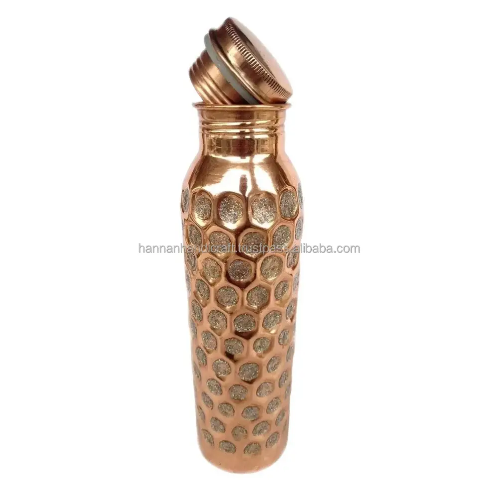زجاجة مياه عصرية جديدة أنيقة بتصميم مطروقة من النحاس زجاجة 1000 مل من الأيورفيدا من النحاس الخالص مخصصة ومزينة بحرف معدنية منحوتة