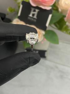 Anillo de Compromiso de Tres Piedras con Diamante Cultivado en Laboratorio con Corte Radiante Certificado por IGI y Anillo Lateral de Diamantes en Forma de Media Luna - Product Image 2