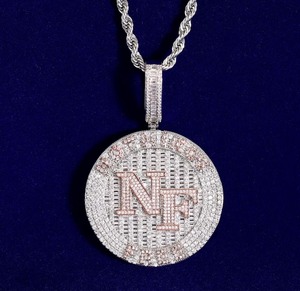 Colgante con Inicial Redonda de Moissanita Engastada en Bisel, Plata de Ley 925, Estilo Hip Hop Personalizado para Hombres y Mujeres - Product Image 1