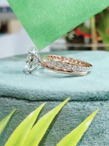 Anillo de Oro Blanco con Diamante de Corte Ovalado y Piedras Laterales – Sofisticado Estilo de Tres Piedras que Ofrece Elegancia Clásica y Brillo Moderno - Product Image 4