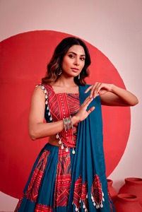 Ensemble Lehenga Choli imprimé avec des détails en feuille métallisée, tenue traditionnelle indienne pour les festivals et les mariages, pour femmes - Product Image 2