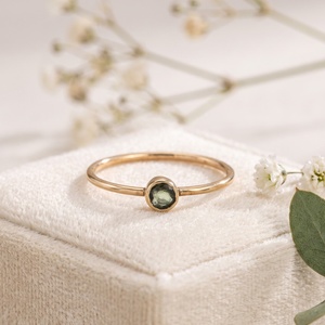 Anillo Minimalista de Oro Amarillo Sólido de 9K con Zafiro Verde Natural Redondo en Engaste de Bisel, Joyería Fina, Memoria Jewels - Product Image 1