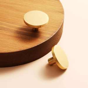 Pomo Moderno para Muebles de Latón Sólido en Forma de Disco, Acabado Dorado Cepillado, Pomo Minimalista para Cajones de Cocina, Armarios y Muebles - Product Image 3