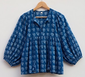 เสื้อกล้ามผู้หญิงลายดอกไม้สไตล์อินเดีย ผ้าฝ้ายพิมพ์ลายด้วยมือ 100% ทรงเอ คอวี แขนพอง ระบายอากาศได้ดี เรียบง่าย สบายๆ - Product Image 1