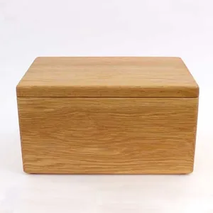 Elegante urna de cremación de madera natural, caja para cenizas con decoración floral de latón, recuerdo conmemorativo funerario. - Product Image 4