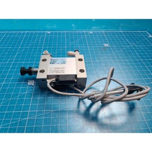 Cylindre pneumatique rectangulaire SMC MDUB25-16-DCI5571I, utilisé comme pièce détachée pour équipement semi-conducteur d'occasion - Product Image 3