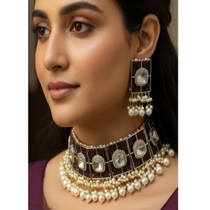 ชุดโช้คเกอร์เคลือบทองด้วยทองเหลืองแบบคลาสสิกคุณภาพระดับพรีเมี่ยมพร้อมต่างหู Tikka เครื่องประดับดีไซน์เนอร์สำหรับผู้หญิง - Product Image 1