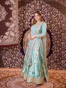 Ensemble prêt-à-porter de créateur en satin japonais avec broderie de sequins, comprenant un haut entièrement cousu, un bas de lehenga cousu et un dupatta. - Product Image 2