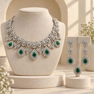 Conjunto de Collar, Pendientes y Maang Tikka con Piedra Verde en Forma de Lágrima Plateada, Joyería Nupcial Pakistaní, Fabricante Mayorista - Product Image 1