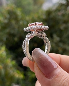 Bague de luxe en or blanc 18 carats avec diamant de laboratoire rose-orange taille radiant de 2,13 carats et diamants blancs DEF sur les côtés, cadeau de fiançailles - Product Image 3
