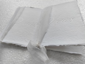 Carnets de Vœux de Mariage Artisanaux Personnalisés avec Vernissage Mat, Papier Coton à Bords Frangés, Rubans en Soie Teints à la Main Sans Couture, Cartes - Product Image 2