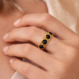 Anillo de Eternidad de Ónix Negro Chapado en Oro de Lujo, Estilo Nuevo, Anillo de Banda con Textura de Diseñador para Mujer, Joyería Personalizada con Piedras Preciosas - Product Image 3