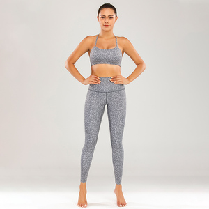 Conjunto Deportivo para Mujer con Estampado de Puntos Grises, Sujetador Deportivo de Soporte Medio, Leggings de Yoga Transpirables de Spandex y Poliéster - Product Image 1