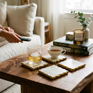 Ensemble de sous-verres en marbre personnalisés faits à la main avec bord ondulé doré, sous-verres en pierre blanche naturelle de forme carrée organique - Product Image 3