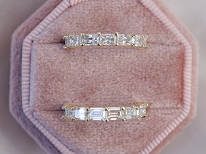 Anillo de Boda de Moissanita de 0.70 CT, Corte Radiante, Certificado GRA VS+, Plata 925 Chapada en Oro, Media Eternidad con Garras Compartidas - Product Image 2