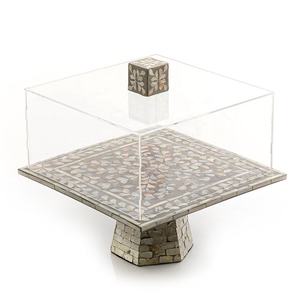Exceptionnel support à gâteau artisanal en nacre, base carrée en bois gris avec dôme transparent, magnifique présentoir alimentaire. - Product Image 1