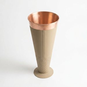 Vase de sol en fer fait main de 24 cm avec bordure en cuivre sable chaud, design conique pour la décoration intérieure, les hôtels et les mariages - Product Image 3