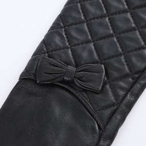 Gants longs matelassés noirs élégants pour femmes, style cuir, avec détail nœud, pour l'hiver – Tendance et luxueux - Product Image 2