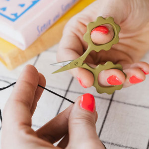 Mini ciseaux à broder en forme de tournesol, fabriqués en acier inoxydable de haute qualité, lame de précision tranchante pour la couture, la broderie et les travaux manuels. - Product Image 3