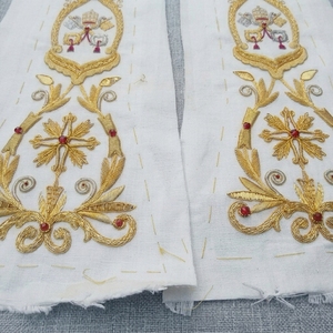 Paneles de estola sacerdotal bordados a mano |   Vestimenta Litúrgica de Oro |   Accesorio de Vestimenta para la Iglesia Católica - Product Image 6