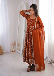 ชุดเดรส Anarkali สีส้มสนิมปักลายสำหรับผู้หญิง พร้อมผ้าคลุมไหล่ชีฟอง สำหรับงานแต่งงานหรูหรา ขายส่ง - Product Image 3