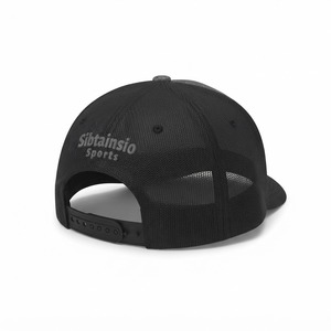 Casquette de baseball trucker en maille grise et noire, personnalisable avec logo brodé ou patch, réglable, style décontracté - Product Image 3