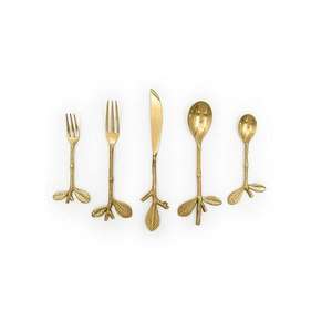 Ensemble de couverts en métal de style classique avec fourchette, couteau et cuillère, adapté aux mariages, aux événements, aux hôtels et aux repas haut de gamme - Product Image 1