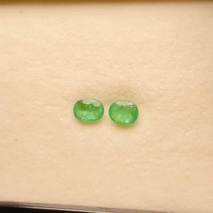 มรกตธรรมชาติจากแซมเบีย รูปทรงวงรี คู่หนึ่ง น้ำหนัก 2.31 กะรัต คุณภาพเกรด AAA พร้อมประกายเงางาม สีเขียวสวยงาม ขัดเงาอย่างสมบูรณ์แบบ เหมาะสำหรับทำเครื่องประดับ - Product Image 2