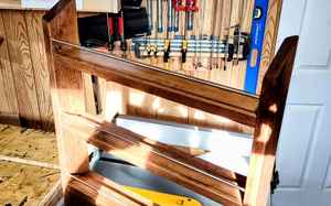 Élégante étagère à épices murale en bois massif de 18 pouces de large avec barre en laiton pour le rangement des pots à épices et l'affichage dans le garde-manger - Product Image 2