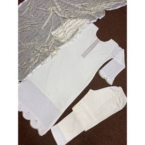 Conjunto de traje DHK hermoso y transpirable de estilo indio/pakistaní, largo hasta el tobillo, con cuello redondo, con costuras elegantes y adornos de Moti remachados, ideal para bodas. - Product Image 2