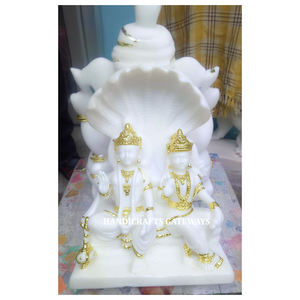 Statues de Vishnu et Laxmi assis en marbre blanc avec bijoux et couronnes dorés sur socle floral Vasuki pour la décoration intérieure - Product Image 1