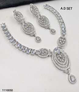 ชุดเครื่องประดับสำหรับผู้หญิง A.D. Alloy ประกอบด้วยสร้อยคอ ต่างหู และกำไลข้อมือ ชุบทอง ประดับด้วย Kundan มุก คริสตัล พลอยเทียม ดีไซน์เรขาคณิต คุณภาพสูง รุ่นล่าสุด - Product Image 1