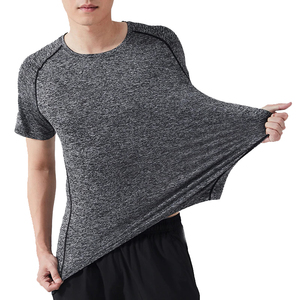 เสื้อยืดกีฬาคอกลมแขนสั้นทรงเข้ารูปสำหรับผู้ชาย แห้งเร็ว ผลิตจากผ้าโพลีเอสเตอร์ถัก สีพื้น สำหรับออกกำลังกาย - Product Image 2