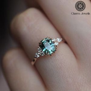 Bague de fiançailles classique pour femme en or rose plaqué or 18 carats avec moissanite taille coussin et sertissage à griffes - Product Image 4