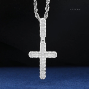 Pendentif croix en moissanite taille baguette, petit modèle, en argent sterling 925, fabriqué à la main par des artisans très qualifiés - Product Image 1