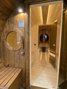 Sauna en bois rond avec fenêtres circulaires, cabine <span class=keywords><strong>de</strong></span> sauna extérieure en cèdre pour 4 à 6 personnes avec toit en bardeaux d'asphalte et <span class=keywords><strong>porte</strong></span> en verre - Product Image 4