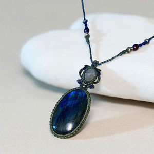Collar Colgante de Macramé Hecho a Mano con Labradorita Azul Brillante, Gema Natural, Joyería de Cristal Curativo Boho, Bola de Bambú Budista - Product Image 1